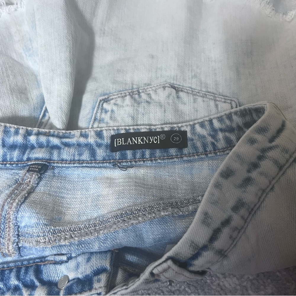 Blank NYC Women's Light Blue Frayed Jean Shorts Size 29 - Picture 3 of 3
